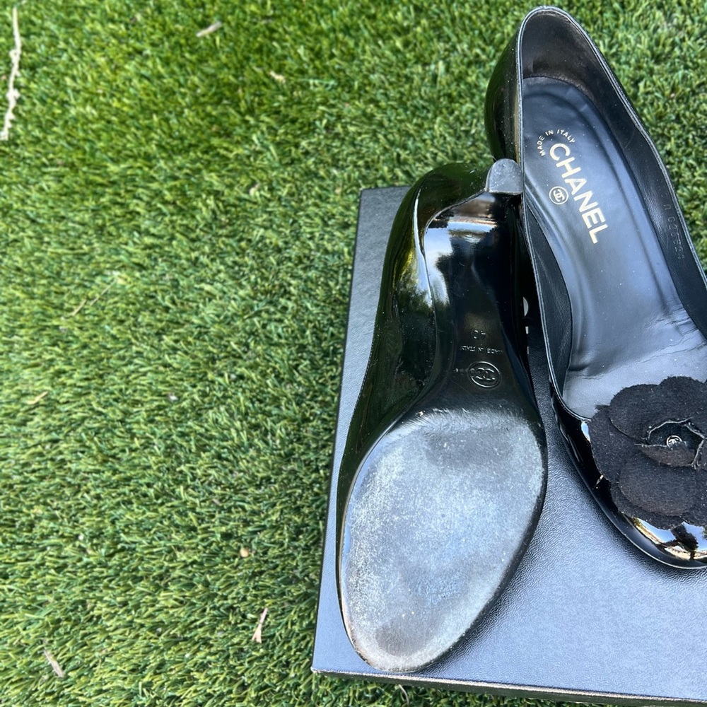 CHANEL Black Heels Elegant Design

Small damage on right heel - Picture 4 of 6